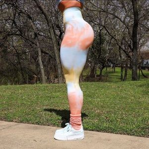 Peached by Nellie seamless multi-colored leggings. Scrunch butt.